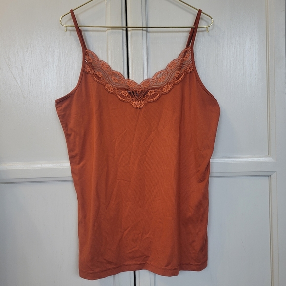 ✨️3 for 15✨️Lace detail satin tank top -Size Medium - Picture 1 of 7
